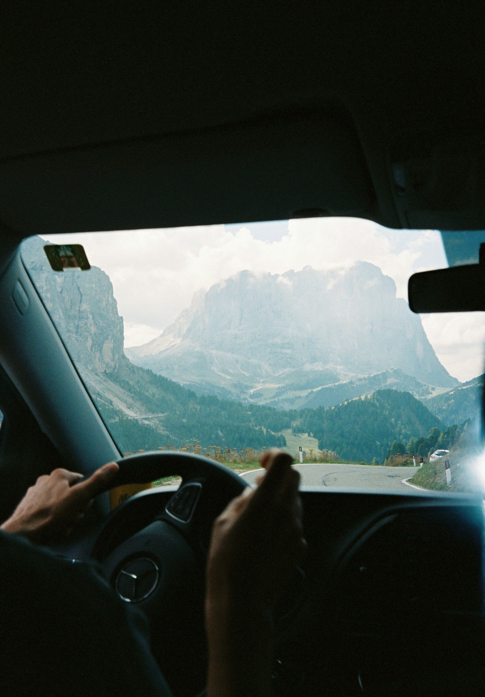 Manos en el volante y una carretera por descubrir, fotografía ilustrativa